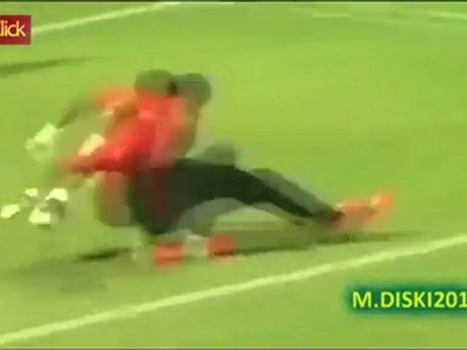 Goleiro cai no gramado e toma frango na África do Sul