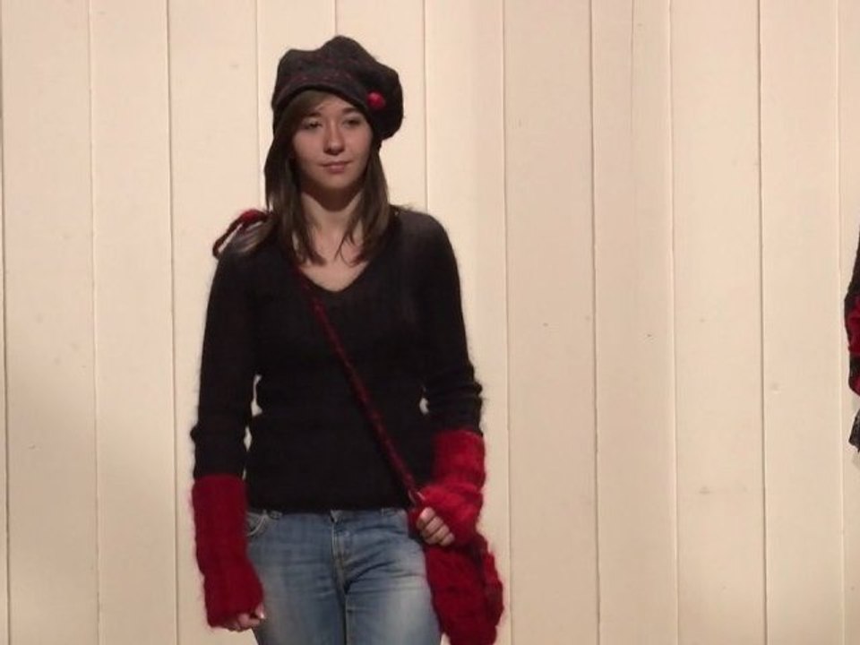 Chapeau mohair et laine, sac crochet et mitaines pur mohair portés par Marion