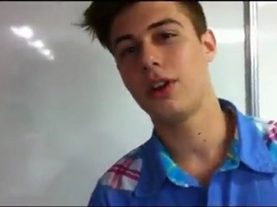 Chris Leão, Pedro Ferraro e Pedro Negrini dão "oi" direto do NoCAPRICHO