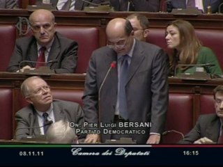 Le chef du gouvernement italien, Silvio Berlusconi, a remporté un vote-test à la Chambre des députés grâce à l'abstention de l'opposition mais a perdu la majorité absolue