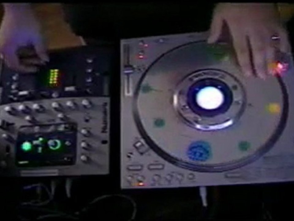 Architectnique the turntablist Scratching pt3 (Technics SL-DZ1200-Scratch)