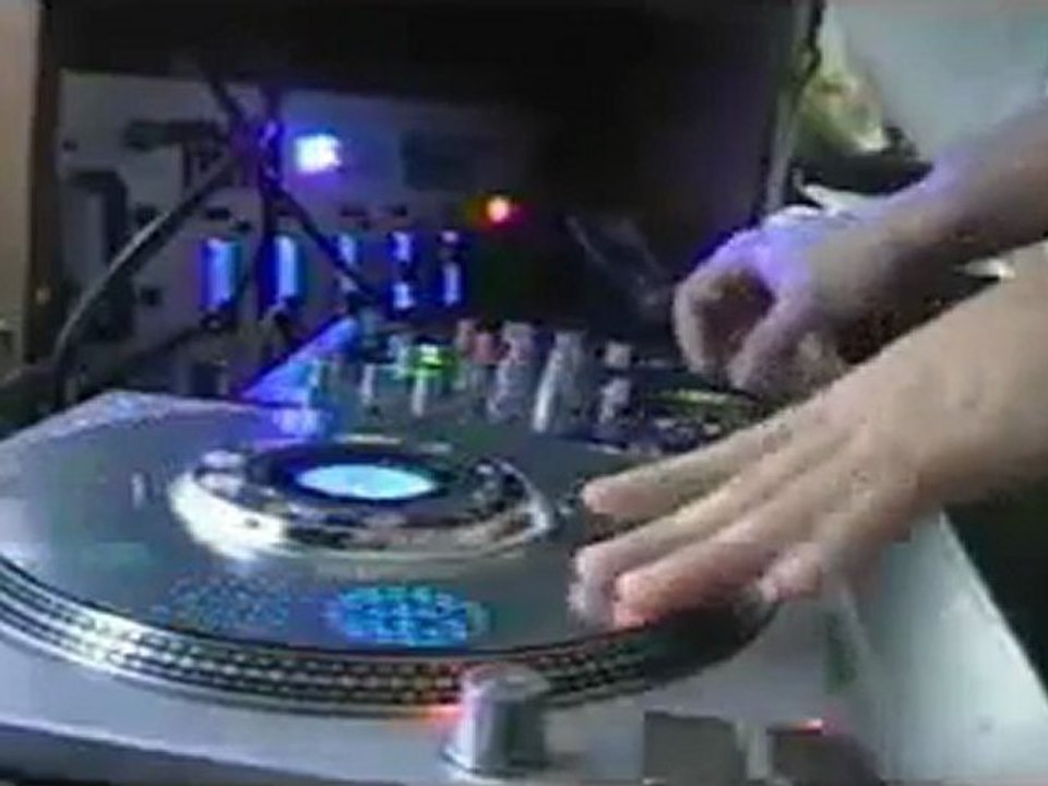 Architectnique the turntablist Scratching pt4 (Technics SL-DZ1200-Scratch)