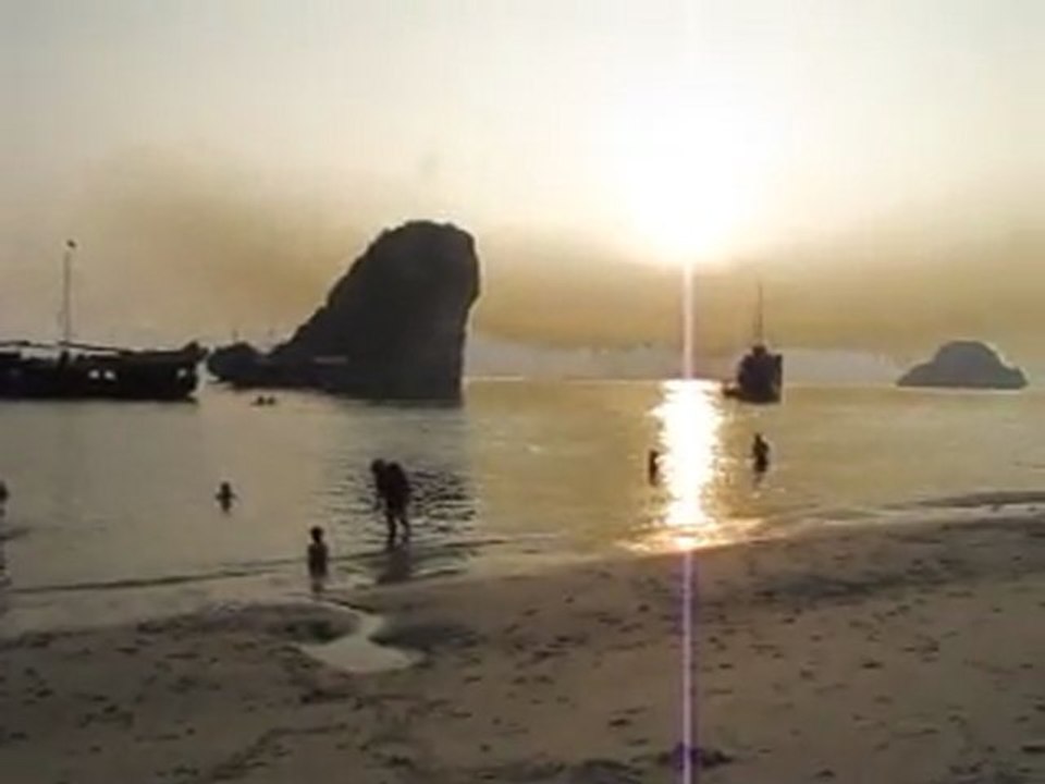 Ha Long kayaking