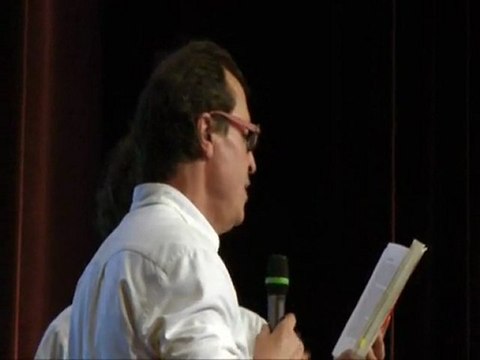 Claude Pinault, lit des extraits de son livre « Le syndrome du bocal » lors du colloque des approches non médicamenteuses de la maladie d'Alzheimer