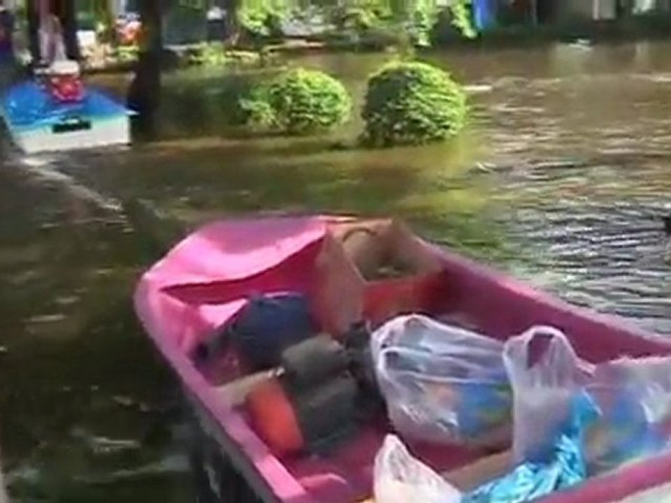 Floods continue in Thailand