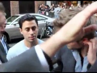 Robert Pattinson with fans yet again