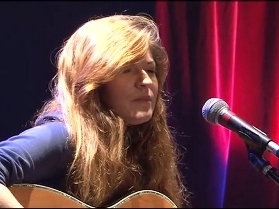 VINYLES est de retour avec JULIE HANSE