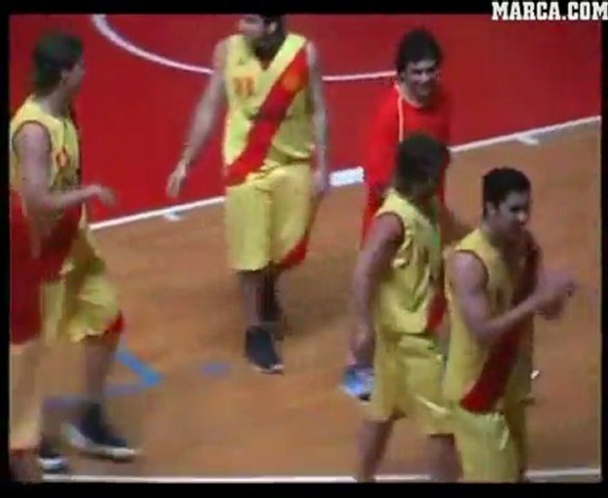 Απίστευτο τρίποντο από τη σέντρα του γηπέδου