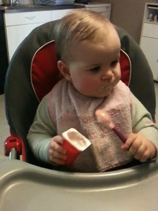 Ma puce qui mange son petit suisse  seule  15 mois