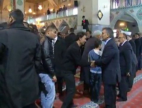 Gül, Bayram Namazını Van'ın Ulu Cami’nde kıldı