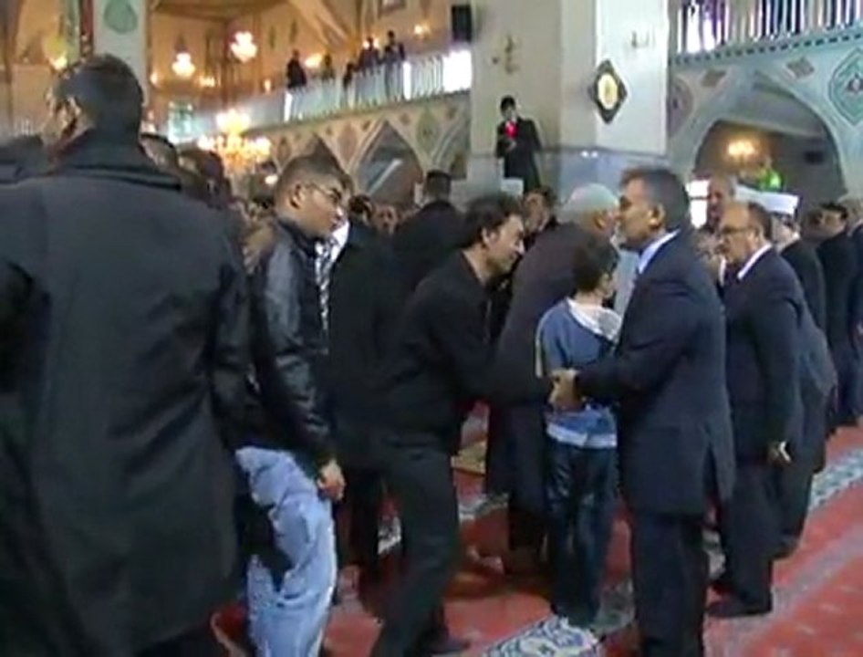 Gül, Bayram Namazını  Van'ın Ulu Cami’nde kıldı