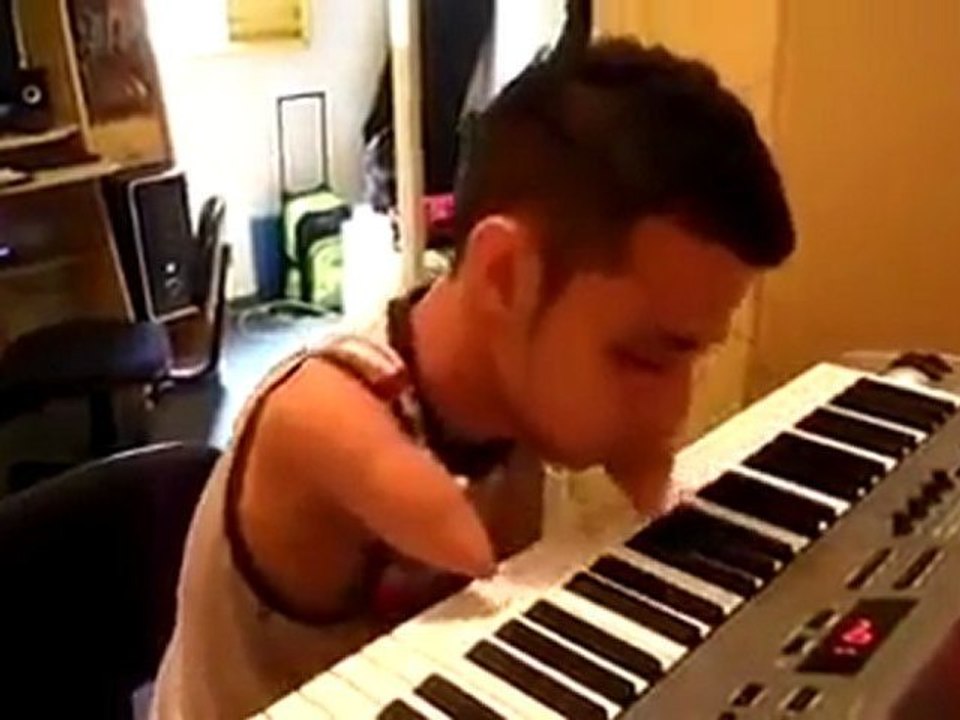 Pianiste talentueux sans mains