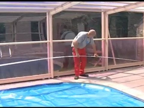 Montage d'un abri piscine haut couleur crème - Pool Cover