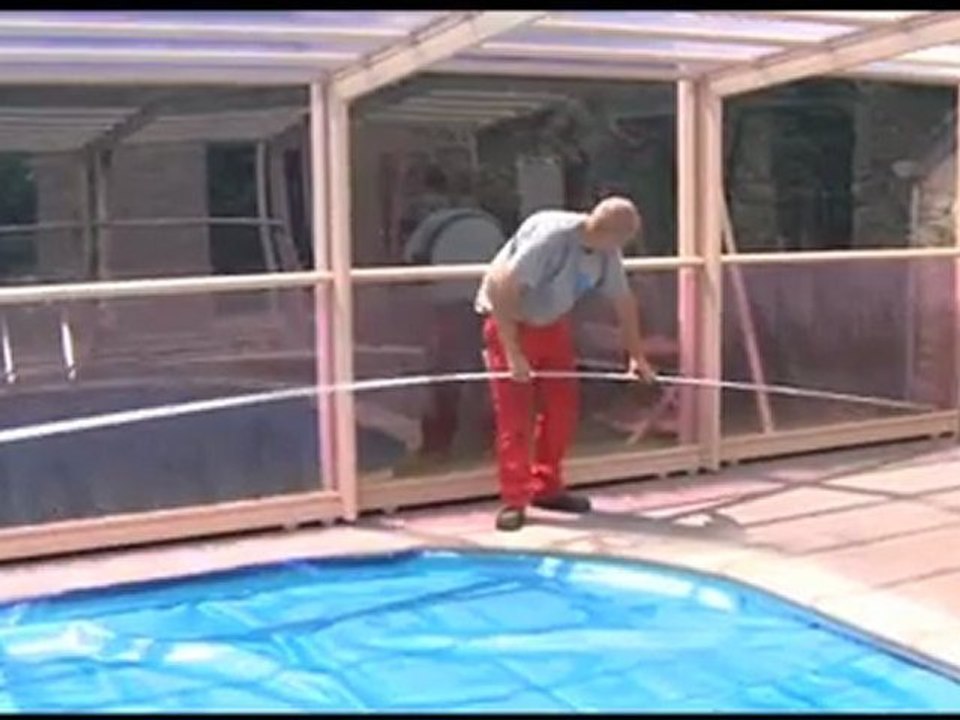 Montage d'un abri piscine haut couleur crème - Pool Cover