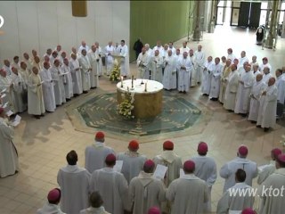 Lourdes, les évêques en prière