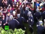 Ocupas California: Policías golpean brutalmente y detienen a estudiantes de Berkeley