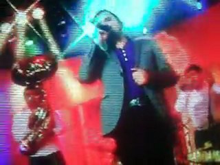 ROBERTO JR Y SU BANDEÑO EN PA LA BANDA NIGHT SHOW....CANTANDO EL ARREMANGADO