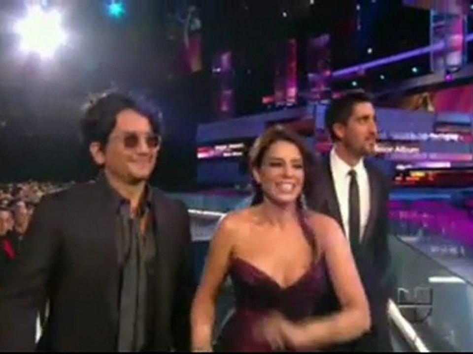 Sandra Echeverría [@sandraecheverr] presentando la categoria Mejor Album Pop Duo o Grupo