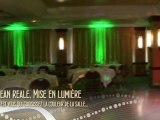 Décoration de la salle de réception avec une mise en lumière le jour du mariage