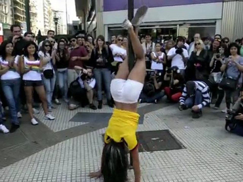 Pole dance an laterne und zaun - mitten in der city