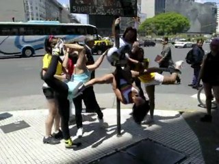 Pole dance nas ruas de Buenos Aires