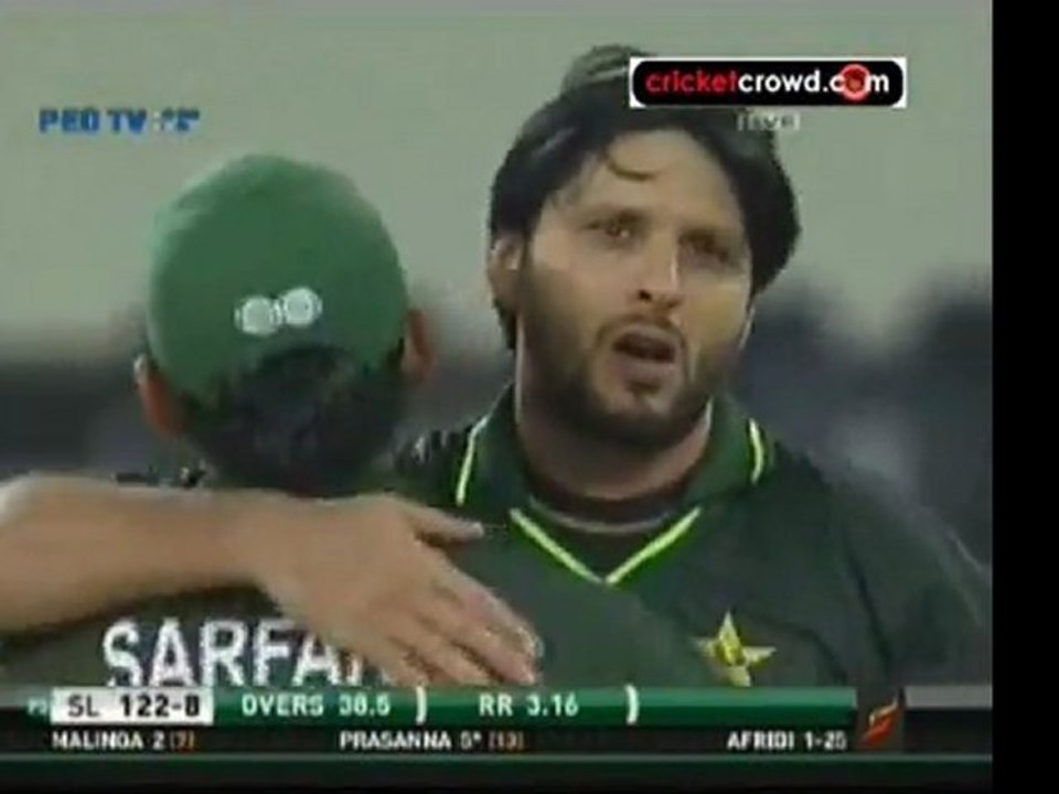 Clinical Pakistan thrash Sri Lanka