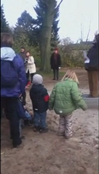 Hamburg, Lohbrügge Spielplatz Einweihungsrede von Arne Dornquast (Bezirksleiter Bergedorf)