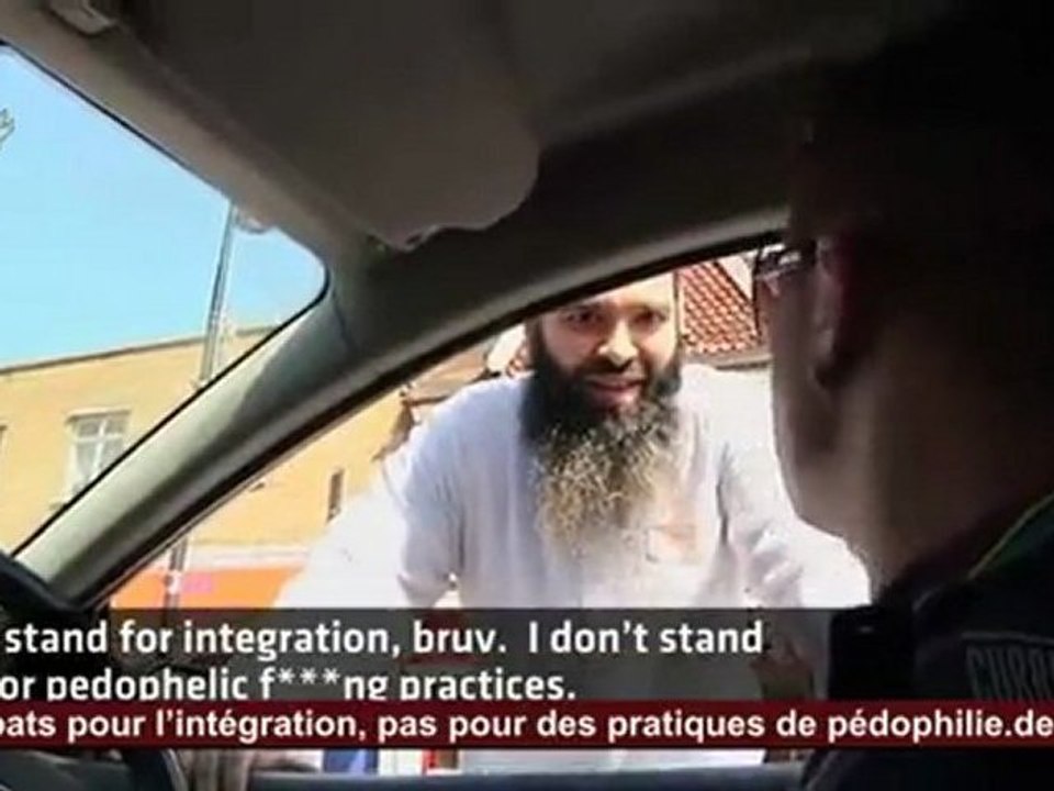 Un fachiste Anglais (EDL) insulte un musulman et se prend une grosse gille !!