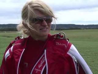 النساء الأستراليات يقفزن بالمظلات ويحققن أرقاما قياسية