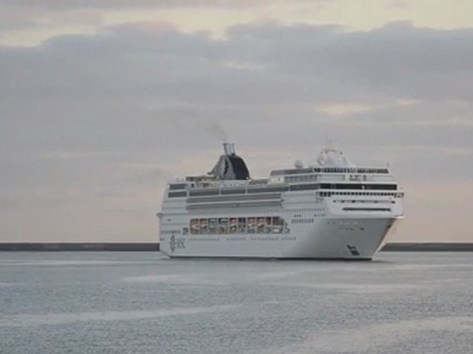 Arrivée du paquebot MSC Opera à Cherbourg le 15...