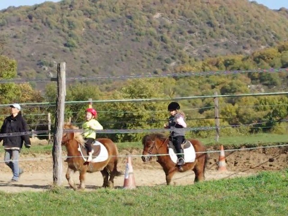 Camille au poney, trot et saut