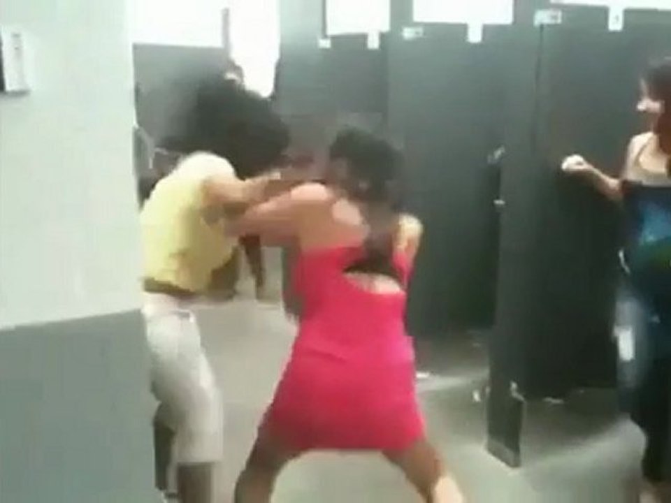 Bagarre de filles dans les toilettes d'un lycée..