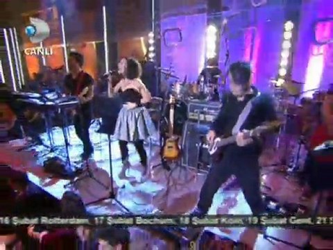 Model - Değmesin Ellerimiz Canlı Performans (Beyaz Show)