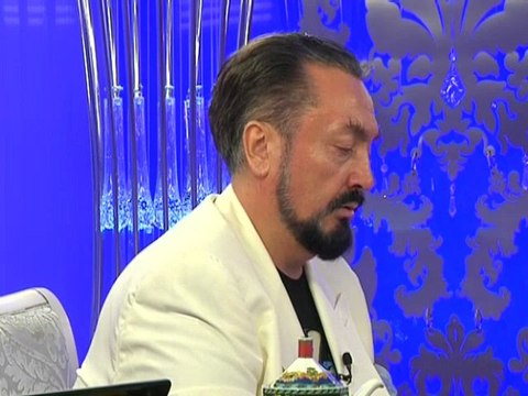 Emine Şenlikoğlu var gücüyle İslam'a, Kuran'a hizmet eder. Allah ondan razı olsun