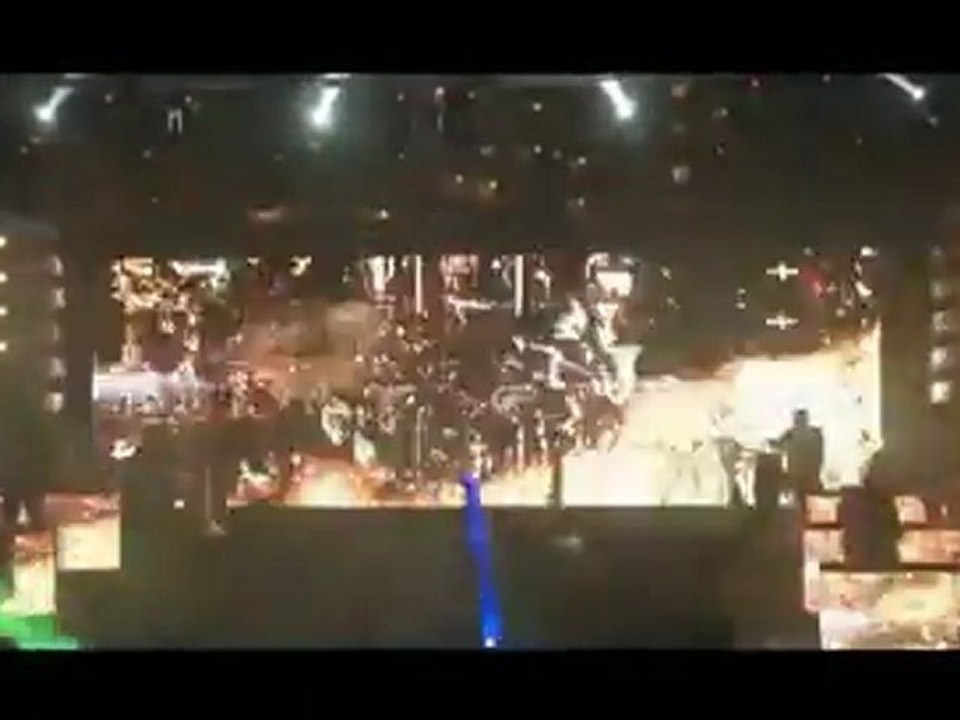 دخله الهضبه عمرو دياب فى بورتو السخنه  2011 ( بناديك تعالى ) .أسمع عمرو دياب ونضف ودانك