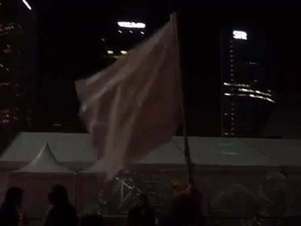 Les Live sur la planète :: occupation de la défense à paris novembre 2011 - Day 10 Le Drapeau des Indignés flotte toujours Défense