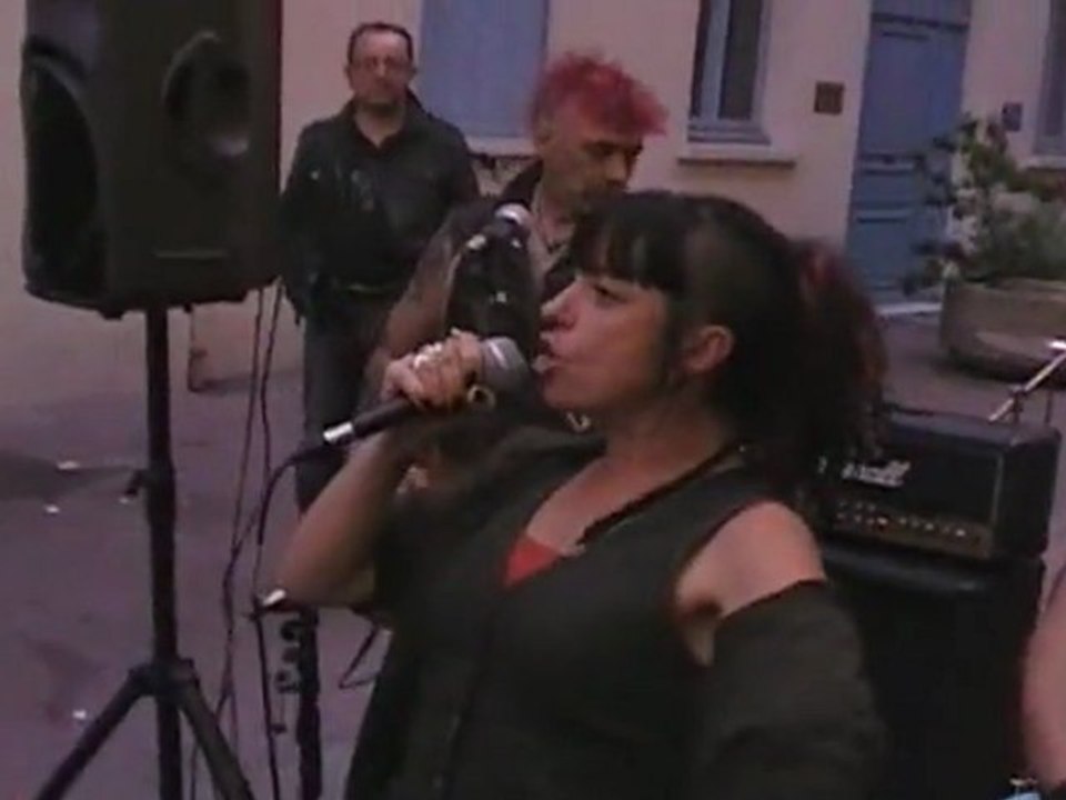 C'est pas grave - Le 14 Juil. 2011, au Bal con du jeudi, à Rouen.