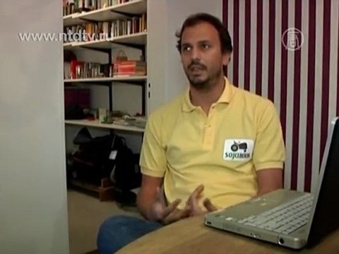 Фермеры Аргентины работают с нетбуком на тракторе