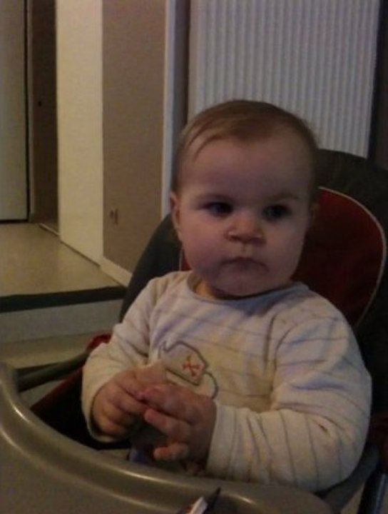 Ma chérie Léa devant mickey ( 15 mois )