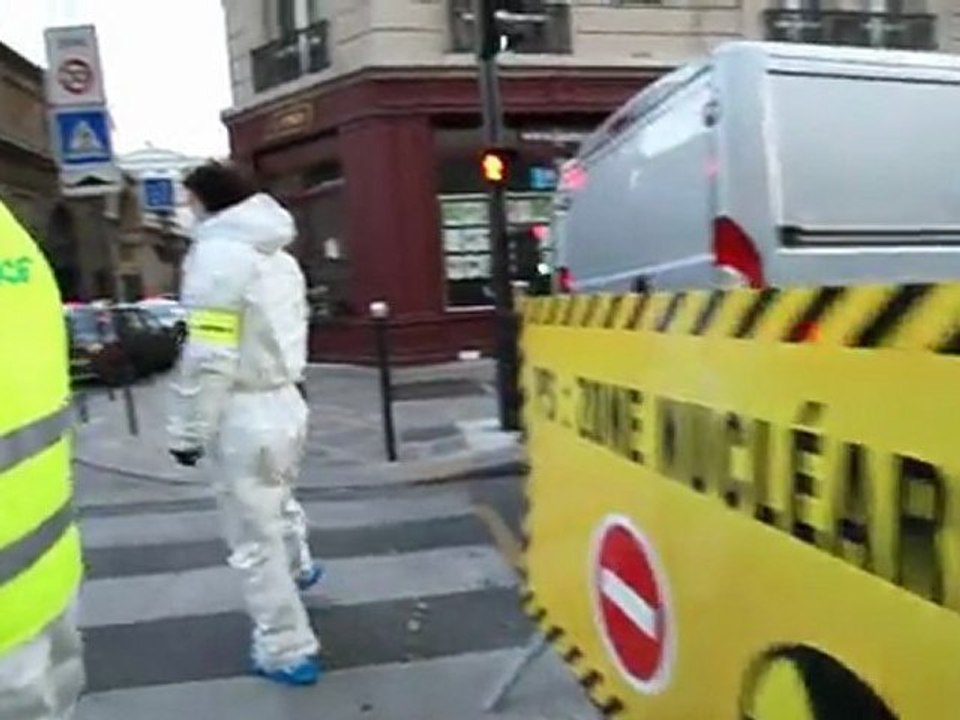 Greenpeace bloque la rue de Solférino