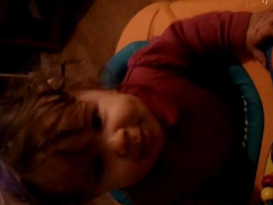 Nola dans son trotteur