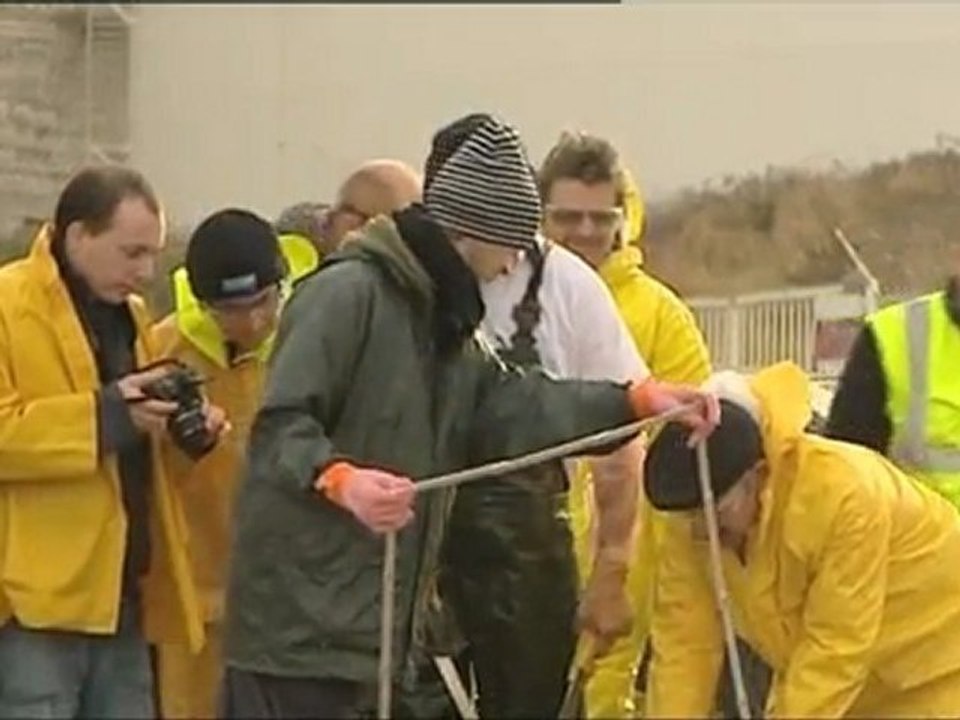 Remorquage cadavre de baleine sur la plage de Saint Jouin Bruneval