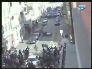 Une voiture fonce dans une manif