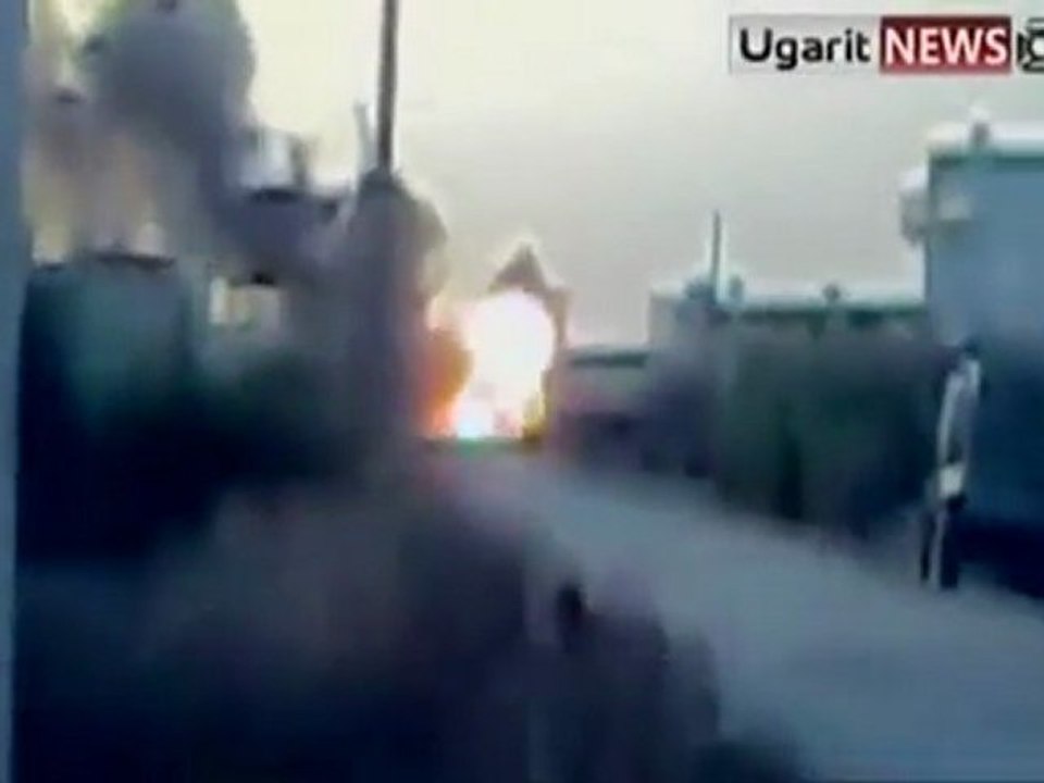 Un blindé de l'armée syrienne incendié par les manifestants