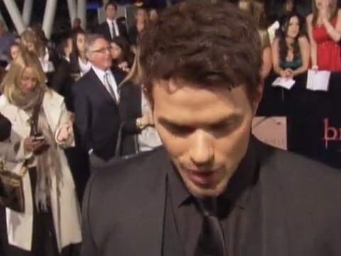 Fans go crazy for Twilight stars at LA premiere