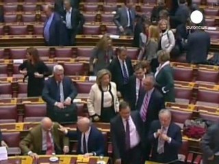 Le parlement grec apporte son soutien au gouvernement...
