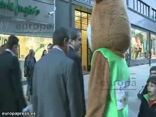 Persona disfrazada de oso acompaña a Cospedal