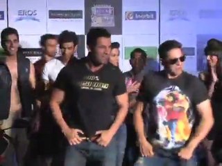 John And Akshay Promoting 'Desi Boyz' At Shoppers Stop