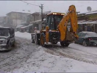 Kar Nedeniyle Kapanan Mahalle ve Cadde Yollarında Çalışmalarımız Sürüyor