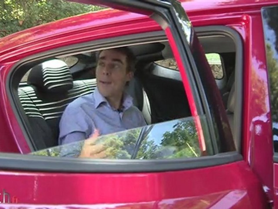 Essai du Hyundai Veloster et preview de la Peugeot 208 dans Cartech le Mag